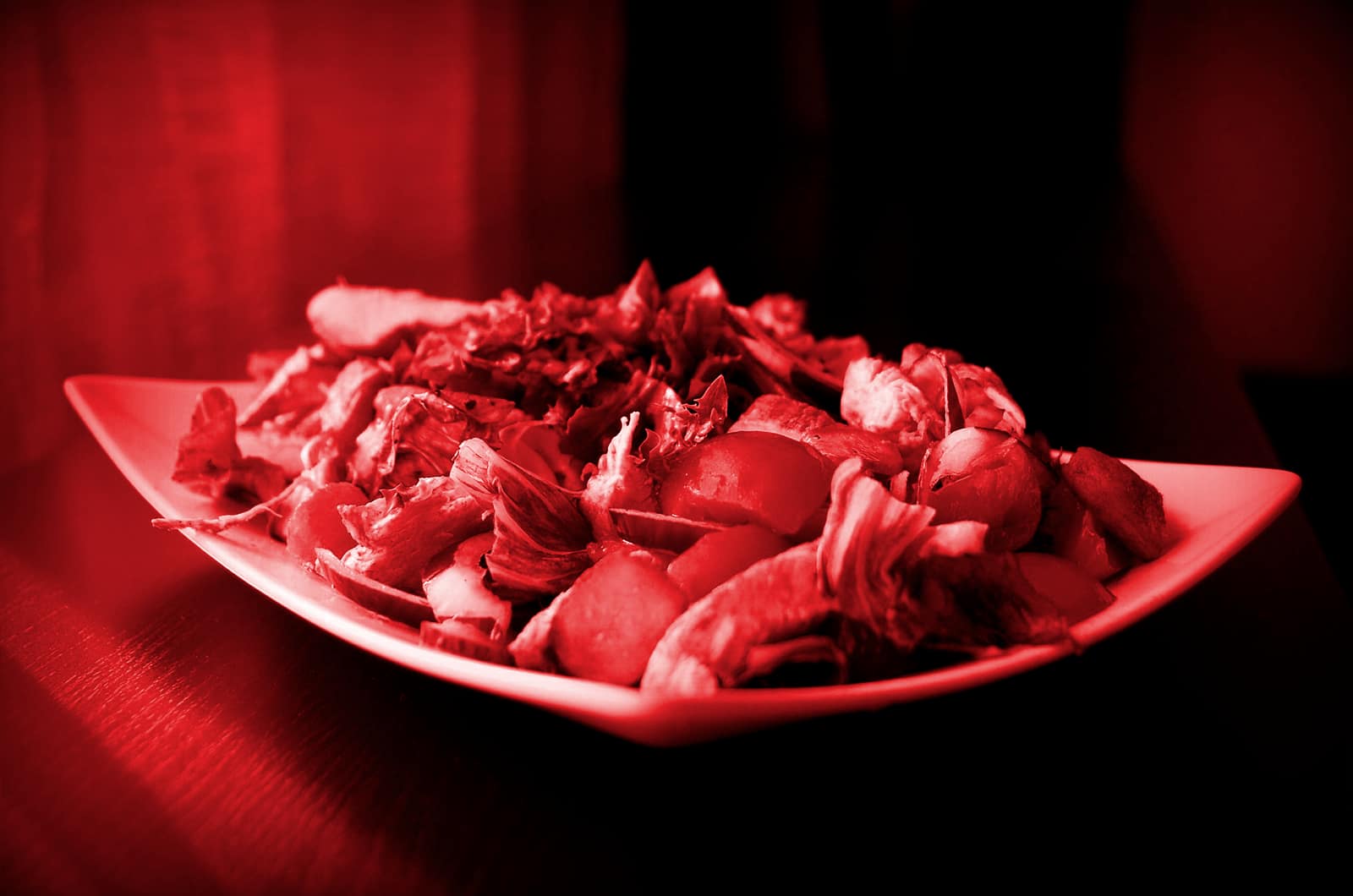 Plat de nourriture saine avec salade et crudités