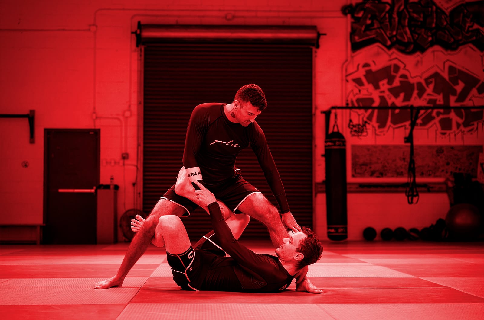 Deux personnes pratiquant le BJJ.