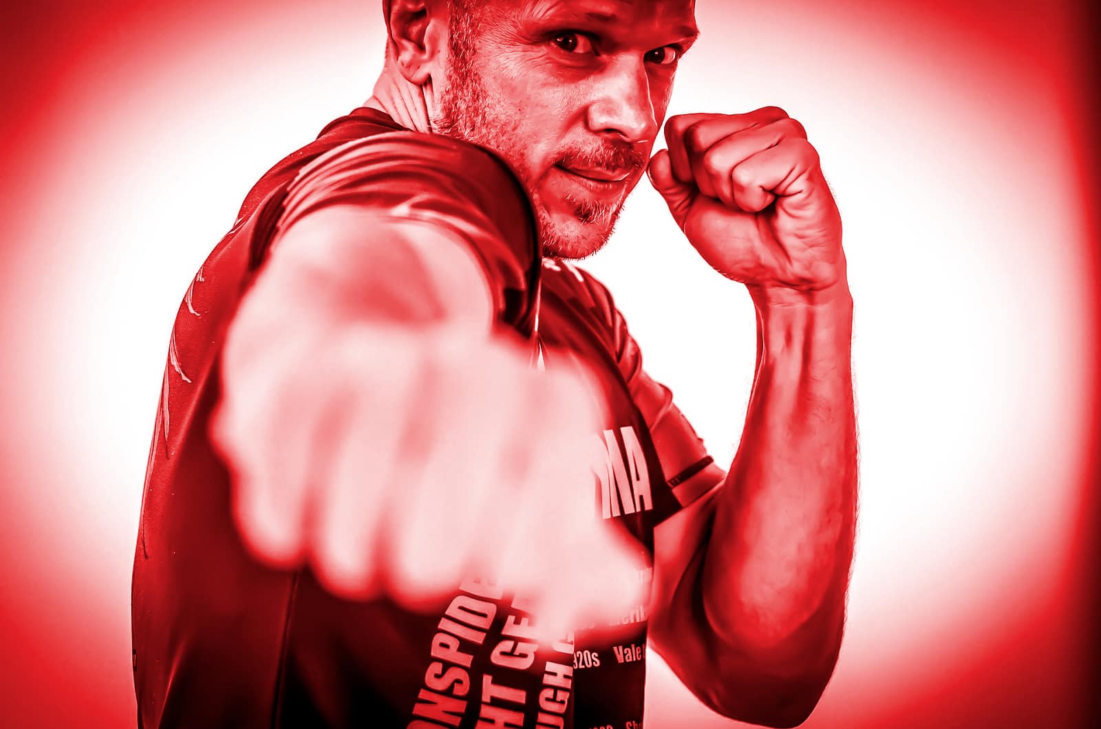 Personne qui mime un coup de poing direct